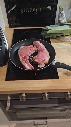 Pork chops cooking documented in Pantin kitchen