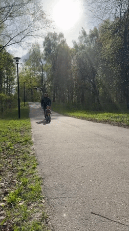 Mother, toddler enjoy spring outing across Russian parks and forests
