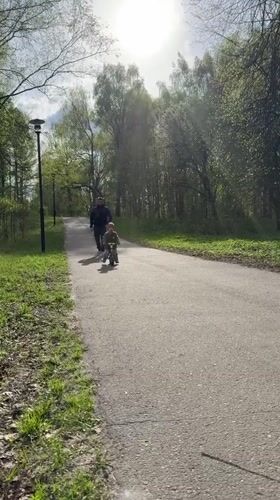 Mother, toddler enjoy spring outing across Russian parks and forests