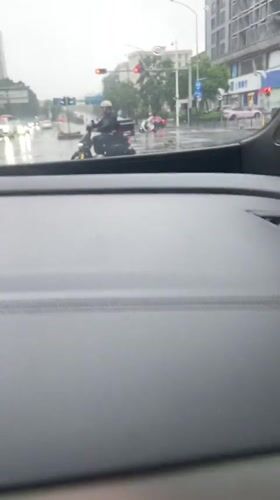 Rainy drive through Luohu's urban streets, one detour inside.