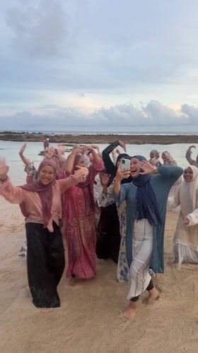 Hijab-wearing women take group beach selfie in South Kuta