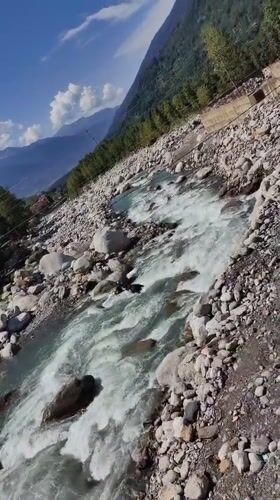 Mountain town life in Vashisht amid Himalayan rivers and peaks