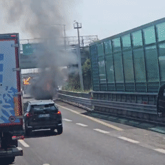 Vehicle fire sends black smoke over highway near Desenzano del Garda
