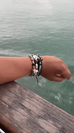 Person with starfish bracelet observed at Gravelines waterfront