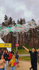 Bubble performer draws crowds at Latvian folk festival