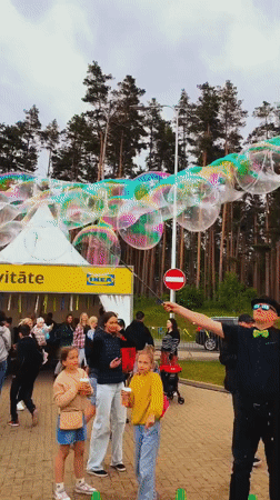 Bubble performer draws crowds at Latvian folk festival