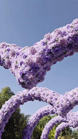 Floral arches and beach activity on a summer morning in Qinhuangdao