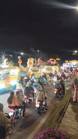 Illuminated parade draws motorcycle crowds in Da Lat Vietnam