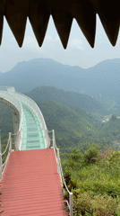 Tourist captures glass skywalk experience in Đà Nẵng mountains