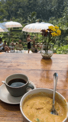 Tourist captures breakfast and sights at Tegallalang Rice Terraces