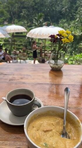 Tourist captures breakfast and sights at Tegallalang Rice Terraces