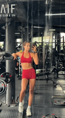 Woman takes gym selfie at Thailand fitness center