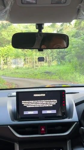 Driver in Gerokgak encounters Indonesian warning on car touchscreen