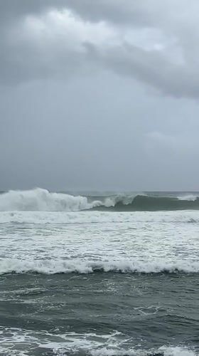 Stormy seas batter Sri Lankan coast during morning weather event