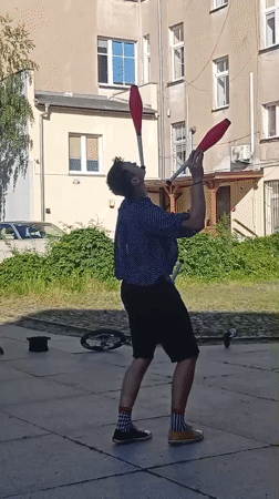 Street juggler performs full routine in Wrocław courtyard