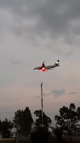 Low-flying illuminated passenger plane spotted over Huejotzingo, Mexico