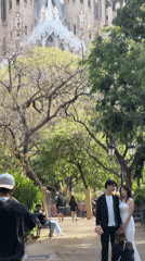 Wedding photoshoot captured in Barcelona park Friday morning