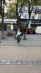 Street busker draws dancing children, families in Zelenogradsk plaza