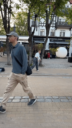 Street busker draws dancing children, families in Zelenogradsk plaza