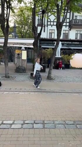 Street busker draws dancing children, families in Zelenogradsk plaza