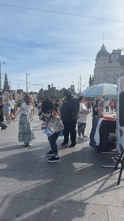 Amsterdam weekend afternoon: street performers, ice cream, shopping observed