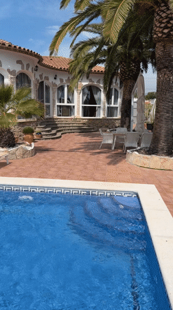 Man repairs pool drainage system in Mont-roig del Camp