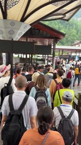Tourist crowds and bus activity observed in Wulingyuan