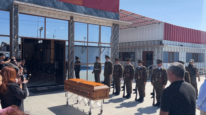 Military funeral honors held in Arica, Chile, with Carabineros present.