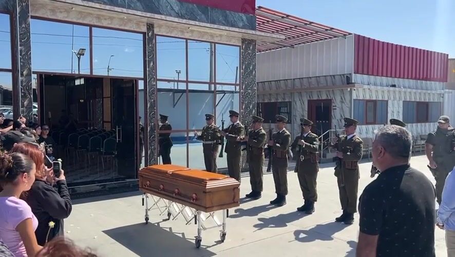 Military funeral honors held in Arica, Chile, with Carabineros present.