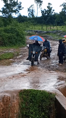 Flooding disrupts transport across Kenyan wards, vehicles navigate muddy waters