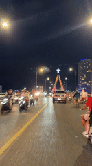 Nighttime bridge traffic captured in Đà Nẵng, Vietnam