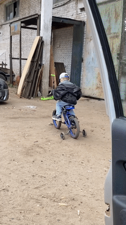 Ordinary moments captured across Chaikovsky, Russia during afternoon hours