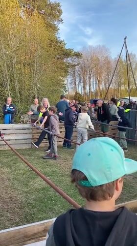 Community gathering draws families to Storvreta park during golden hour
