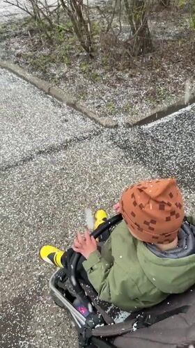 Heavy hail hits Rusanovo residential area, child in stroller