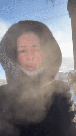 Woman records winter conditions in snowy Yekaterinburg, mentions Murmansk cold