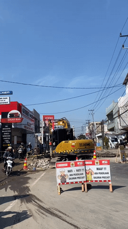 Road construction and everyday street life in Kediri City