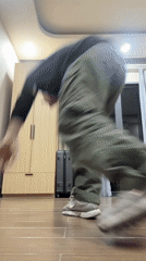 Breakdancing practice session in a Đà Nẵng bedroom