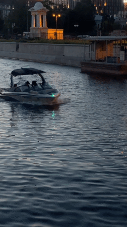 Speedboat on the water, weathered building facade — Saint Petersburg evening