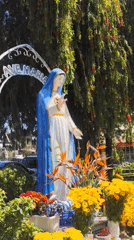 Tourist documents religious sites and street scenes in Lạc Dương