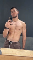 Man Takes Gym Selfies in Essen