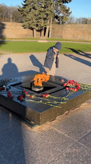 Child visits memorial, woman on bridge in St. Petersburg
