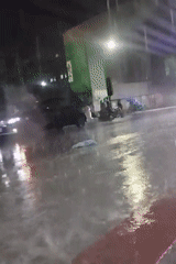 Heavy rain floods Dhaka streets, disrupts nighttime traffic