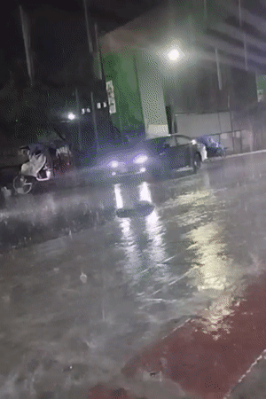 Heavy rain floods Dhaka streets, disrupts nighttime traffic