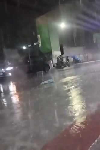 Heavy rain floods Dhaka streets, disrupts nighttime traffic