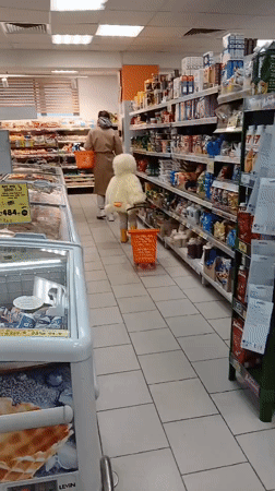 Routine grocery shopping captured on video in Yekaterinburg store