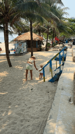 Daily beach life captured along Đà Nẵng coastline