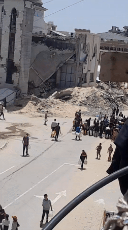 Water distribution draws crowds in damaged Khan Yunis neighborhood