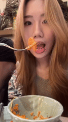 Woman documents restaurant meal experience in Chongqing's Yuzhong District