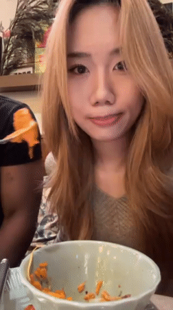 Woman documents restaurant meal experience in Chongqing's Yuzhong District