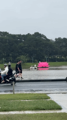 Rainy morning life continues around Da Lat's Xuan Huong Lake